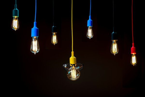 Quels sont les avantages des plafonds tendus pour un intérieur contemporain ?