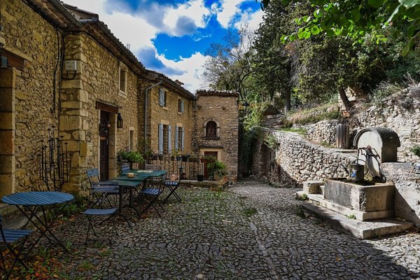 Quelles techniques pour restaurer une façade en pierre tout en améliorant son isolation thermique?